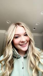 Hi I'm Lindy!! (dates 8/11-1/8) This is such a dream. I'm thrilled to make  new friends (please reach out!!) and I'm looking for a roommate/s too! ☆  Insta: @lindy.gayle BACKGROUND ☆ Name: