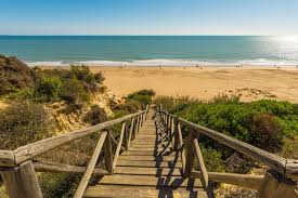 Elle se situe sur la station balnéaire aguas santas (qui se traduit par la plage de l'eau bénite) qui a été rebaptisée plage des cathédrales en référence à ses monumentales falaises. Top 8 Des Plages De Reve En Andalousie Carte Des Plages