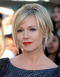 Jennie garth short straight layered light blonde bob haircut with side swept bangs and blonde highlights. Jennie Garth Hollywood S Best Very Short Short Hair Styles Stylebistro