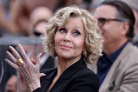 Il Tailleur Rosa di Jane Fonda Sexy a 81 Anni