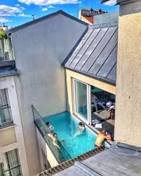 Balcon Piscine De L Hotel 1k Paris Idee A Soumettre A Votre Proprietaire Luxury Swimming Pools Balcony Pool Swimming Pool Designs