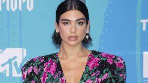 In 2015, she was endorsed with warner music group and delivered her first single before long. Dua Lipa Zeigt Sich Total Verknallt Auf Instagram Liebeserklarung An Anwar Hadid