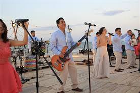 Los ángeles azules are a mexican group specialized in cumbia / banda music formed in mexico city, mexico in 1976 by brothers elas, jose and jorge meja avante. Los Angeles Azules Logran Mil Millones En Youtube