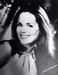 Stephanie Dowdy's Instagram, Twitter & Facebook