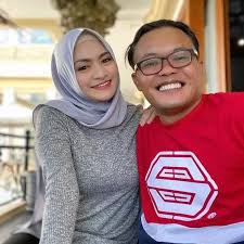 Nathalie holsccher pun membantah jika wanita yang di video tersebut bukanah dirinya. Nathalie Holscher Home Facebook