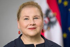 Bundesministerin Korinna Schumann