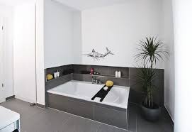 Badewannenablage ausziehbar weiß wannenablage wannenbrücke badewannenauflage badewannenbrücke badewannentablett badewannen ablage kunststoff. Badewanne Mit Gefliesten Ablagen Badewanne Das Badezimmer Ist Ein Privates Refugium Wo