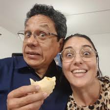 Hola. Vengo por aquí a presumir mi amiga de toda la vida que acaba de  recibirse de psicologa. Desde el jardincito de 4 años que compartimos  nuestras vidas (incluyendo las idas al