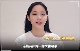 不同剪裁的牛仔褲能穿出不同感覺，想給人鄰家少女形象，可仿效木村光希配搭闊身冷衫營造文清感覺。 歐陽娜娜的闊腳牛仔褲加 sneakers 示範則隨性舒適，相信這是不少女生的假日最愛打扮。 網紅 molly chiang 則以上下身牛仔 total look 配搭泰迪熊外套，更顯冬日時尚。 Dhpm14ovfd5ovm