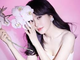 Qin Lan, 41, Says She Didn't Get Lead Roles 'Cos "No One Wants To See A  Woman Who Is Almost 40 Romancing A Younger Actor"