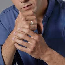 Pour cela, la règle doit joindre la face intérieure gauche et la face intérieure droite de la bague. Achat Bague En Or Jaune Et Acier Taille De Doigt 62 0 8 G Le Manege A Bijoux