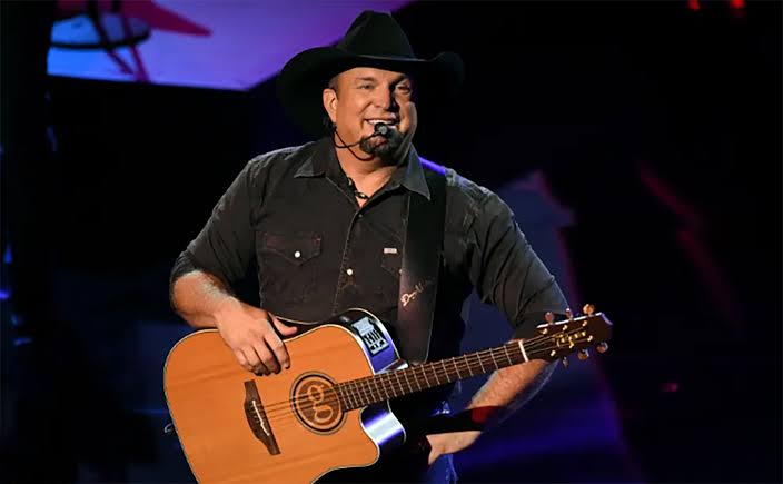 Ngôi sao nhạc đồng quê Garth Brooks bị cáo buộc tấn công tình dục