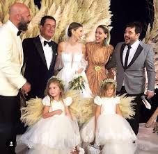 Acun ilıcalı ile uzun yıllardır devam eden birlikteliğini nikah masasında sonlandırmaya hazırlanan şeyma subaşı, gelinlik modellerini denemeye başladı. Dugunde Acun Ilicali Cagirdi Seyma Subasi Agladi Sizce