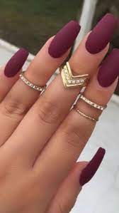Con glitter y transparencias, con relieves en 3d y esmaltes mate y brillantes, también con estoperoles y toques de colores. Pin By Tere On Unhas Maravilhosas Burgundy Matte Nails Matte Nails Design Winter Nails