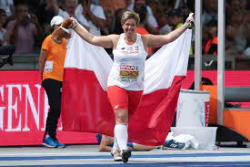 Jeden z przykładów realizacji dla sportowców grupy orlen anity włodarczyk piotra małachowskiego marcina lewandowskiego tomasza majewskiego adama… Anita Wlodarczyk Medal Mistrzostw Europy Zadedykowala Rodzicom I Irenie Szewinskiej Gazeta Wroclawska