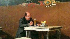 Pierluigi bersani sorseggia una birra in autogrill. Foto Di Bersani Da Solo Con Birra Mentre Prepara Discorso Il Web Impazza