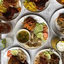 Berikut pertimbangan kandungan gizi pada nasi, ketupat, dan lontong untuk menilai mana yang lebih sehat untuk dikonsumsi dari ketiga makanan ini. Photos At Restoran Nasi Vanggey Kuantan Pahang