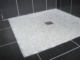 Sol En Galets Blancs Pour Cette Douche A L Italienne Par Maisons Arlogis Constructeur Maison Douche Italienne Douche Italienne Galet Design De Salle De Bain