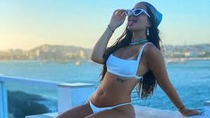 Mel Maia posa de biquíni com vista paradisíaca e brinca: Do nada, eu na  Grécia - Purepeople