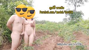 นำพาให้มีเพศสัมพันธ์กันในป่าของ. รถผ่านไปมา