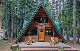 Casa Din Lemn Mica Ieftina Si Practica Construita In Forma De A Proiect Si Imagini A Frame Cabin Architecture Cabins And Cottages