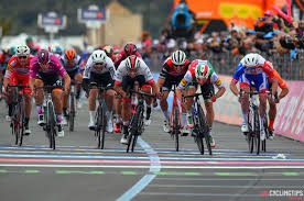 Nizzolo świetnie ustawiony został na ostatnim kilometrze przez kolegów z drużyny, w tym. Gaviria Awarded Stage Win After Viviani Relegated In Giro Sprint Daily News Digest Cyclingtips