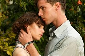 Cheerful Weather for the Wedding: Amazon.it: Jones, Felicity, Treadaway, Luke,  McGovern, Elizabeth, Crook, Mackenzie, Stanton, Sophie, Flynn, Barbara,  Wadham, Julian, Tapper, Zoe, Alexander, Olly, Woolgar, Fenella, Rice,  Donald, Jones, Felicity ...