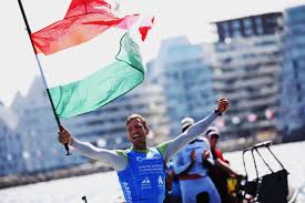 Szoros nagyon a verseny, hiszen a 8 pontos kaynar alican és berecz zsombor mögött a 9 pontos spanyol cardona mendez joan következik a harmadik helyen, de a mostani futamgyőzelmeinek köszönhetően a brit scott is felzárkózott, aki 11 ponttal áll a negyedik helyen. Vilagbajnok A Vitorlazo Berecz Zsombor