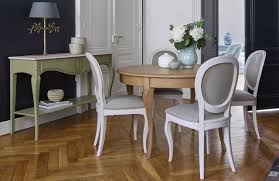 Table Ronde En Bois Massif Extensible Nombreuses Finitions Collection Medaillon Table De Repas Decoration Maison Chaises De Table A Manger Chaise Medaillon