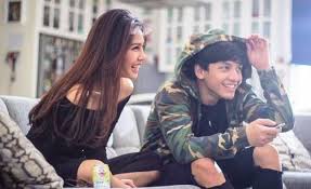 Jefri nichol is an actor, known for seperti hujan yang jatuh ke bumi (2020), sri asih (2021) and dreadout (2019). Adaptasi Wattpad Vanesha Prescilla Dan Jefri Nichol Bintangi Series Terbaru Paradise Garden Inisurabaya Com