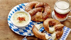 Brezeln Mit Obatzter Rezept Von Betty Bossi Obatzter Lebensmittel Essen Rezepte