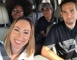 A cubrir la manifestación en equipo. @abc5pr conecta a la página de FB de  ABC PR