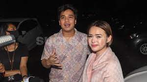 Mereka menduga kehadiran adik olga syahputra itu untuk mendukung aktris 21 tahun tersebut. Billy Syahputra Putus Dari Amanda Manopo Gegara Menolak Diajak Nikah