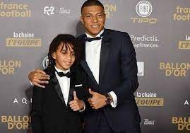 Le 27 mars 2018, kylian mbappé devient à seulement 19 ans le plus jeune. Facebook