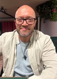 Când au anununțat ăștia, zilele trecute, ciclonul vieții, soacră-mea era în  alertă de câteva ore. Nicio aplicație meteo nu-i bate reumatismul. Când o  iau durerile de genunchi, e jale mare, sigur se