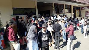 Pemohon Skck Di Polres Cimahi Membeludak Sudah Dua Hari Anisa Belum Dapat Nomor Antrean Tribun Jabar