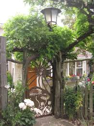 26 Gartentor Designs Die Den Eintritt In Den Garten Spannender Machen Gartentore Gartenturen Garteneingang
