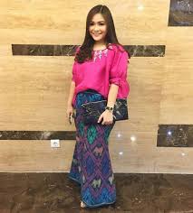 Baju kebaya brokat fashionsista kebaya brokat kutubaru maroon modern. 81 Gaya Baju Adat Ende Modern Paling Hist Modelbaju Id