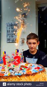 Sprüche für teenager zum 13. Teenager Mit Wunderschonen Geburtstagskuchen Fur Den 13 Geburtstag Portrat Deutschland Stockfotografie Alamy