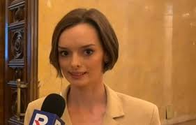 Była radna PiS i pracownica kancelarii premiera z posadą w TV Republika. W  CV ma też Eneę