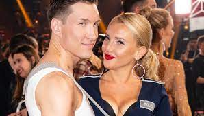 She is an actress, known for ninja warrior germany (2016), der bachelor (2003) and ich bin ein star. Evelyn Burdecki Nach Den Liebesgeruchten Um Evgeny Sie Ist Seine Freundin Bunte De
