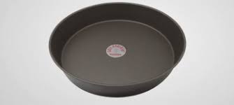 La grille est légèrement surélevée avec des pieds. Volette A Patisserie Ronde Inox Avec Pieds Grille A Patisserie Et Volette La Toque D Or