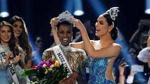 Las representantes de 74 países se disputan hoy la tan preciada corona de la. Miss Africa Do Sul E Coroada Como Miss Universo 2019 Jornal Semanario