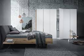 Ich selbst habe schon öfters bei bekannten auf dem parkett (luftmatratze) schlafen müssen, und hab die um den bettrücken ans bett zu befestigen, reicht es, die beiden teile mittels eines holzkeils. Minimalistische Betten Fur Puristen Schoner Wohnen
