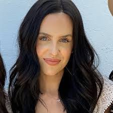 Amanda Henneman's Instagram, Twitter & Facebook