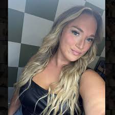 Hello! Is there any hair stylist that is able to do this hair and color??!!  Background: I haven't had my hair done since January and I have light brown  hair!!