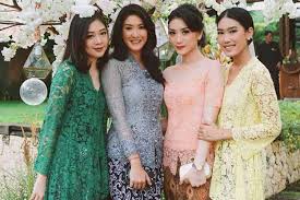 Kebaya memilki khas ialah terdapat motif corak warni seperti batik. 30 Model Kebaya Brokat Modern Terbaru Muslim Atasan