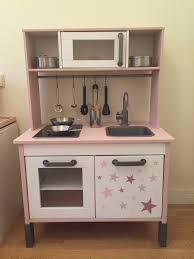 If so, check out these 16 insanely gorgeous diys to make the toy even cooler. Ikea Kids Kitchen Set Cocinita De Ikea Tuneada Kitchen Kids Duktig Decor Object Your Daily Dose Of Best Home Decorating Ideas Interior Design Inspiration