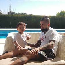 Hace unos días, el programa «intrusos» de la red dió un bombazo en el mundo del espectáculo, esto porque las panelistas claudia schmidt junto a natalia mandiola confirmaron que la relación de arturo vidal y sonia isaza habría comenzado hace 4 años, mientras la esposa del futbolista, maría teresa matus, estaba embarazada de su hijo menor. Arturo Vidal Y Sonia Isaza Primeras Vacaciones Juntos