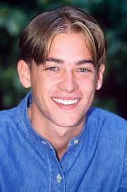 90s Curtains An Actual Men S Hair Trend We Miss 90s Hair Men 90s Hairstyles Men 90s Hairstyles